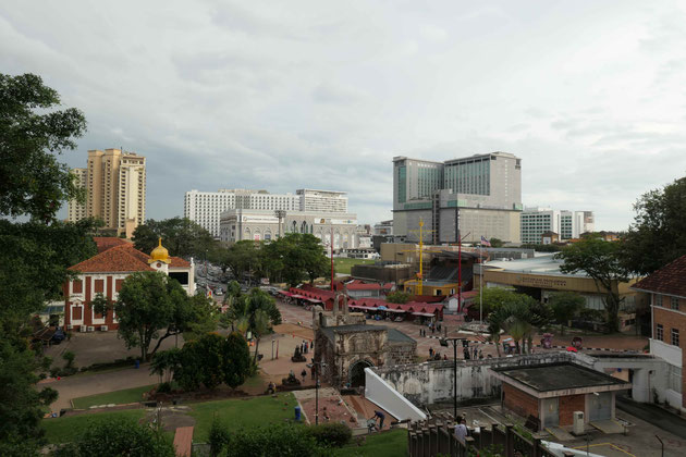 Blick vom Hügel runter auf das Stadttor und Melaka