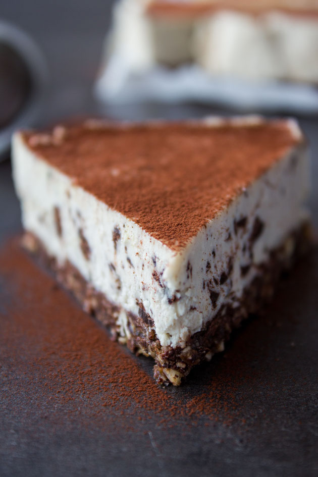 Lemon-stracciatella no-bake cake