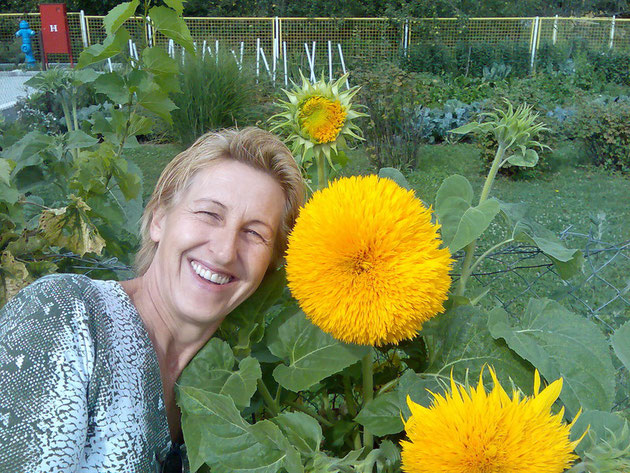 Mutter neben Sonnenblume