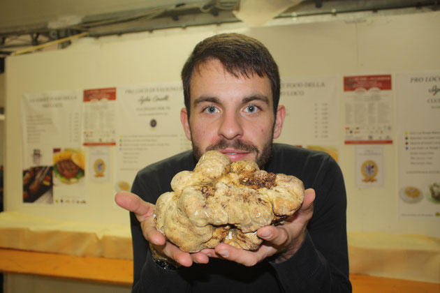 Felix Burger hält die Weltrekord-Trüffel in den Händen. Foto: privat