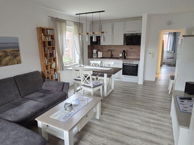 Esszimmer 6-er Tisch mit 6 Stühlen, Küche mit sehr guter Ausstattung, NESPRESSO, Backofen, Mikrowelle