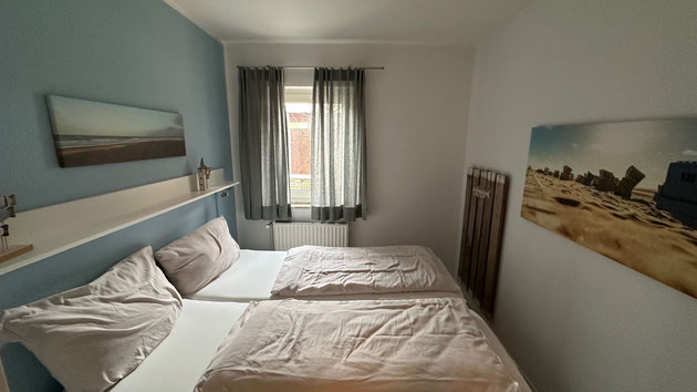 Sehr ruhiges Erwachsenenschlafzimmer, neue hochwertige Matratzen, allergenarm, großer Kleiderschrank, Rolladen, viel Stauraum