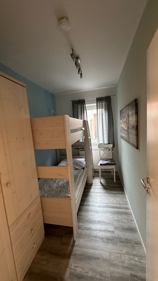 Kinder-Jugenzimmer, allergenarm, Rolladen - komplett abdunkelbar, plus Baby-Kleinkindbett gratis
