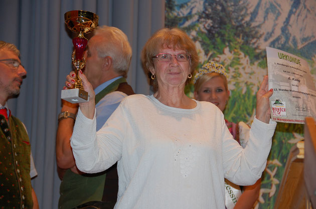 Unser Volkssportwart Betty mit Pokal und Urkunde