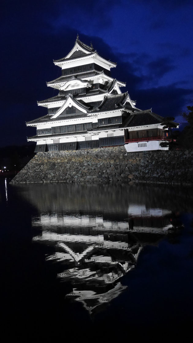 水面に浮かぶ夜の松本城