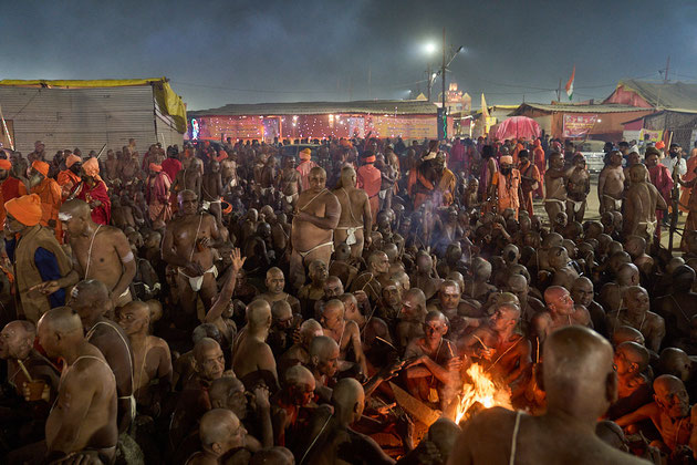Versammlung der Naga Baba Novizen nach ihrer dem Bad im Ganges und der Aufnahme in die Gemeinschaft