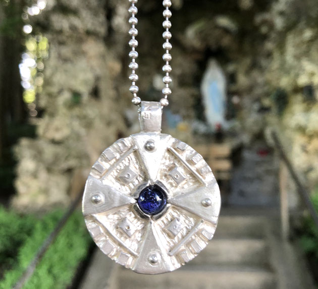 Kreuz, Karma, Karma-Medaillon, Kirche, Weihung, Altötting, Catrin, 