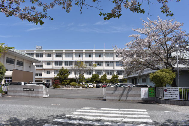 掛川西高校／正門から望む