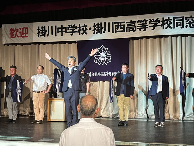同窓会総会のイメージ(令和7年度同窓会第3部パーティー「校歌斉唱」)