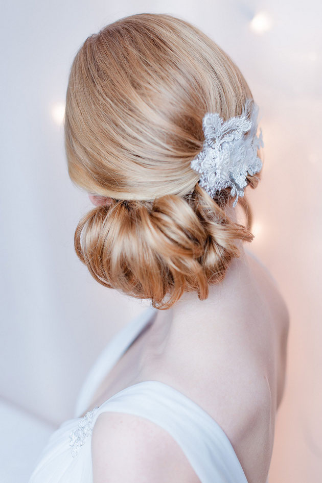 Fascinator aus Federn und feinster Spitze für die Braut in Weiß oder zur Tracht.