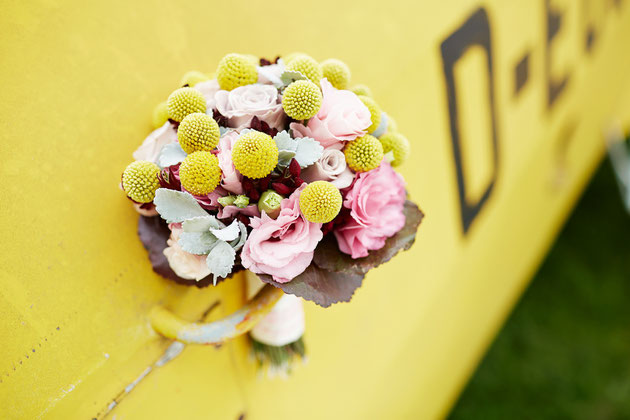 Hochzeit in Gelb mit gelbe Blumen und Haarschmuck.