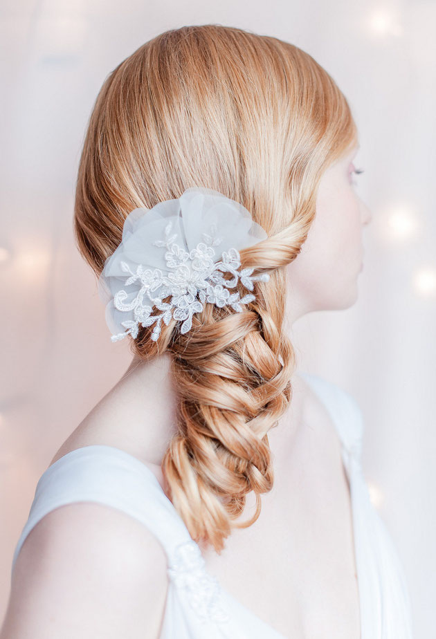 Headpiece aus Spitze die mit zarte Blüten aus Seidenorganza veredelt ist für die Braut in Weiß oder Standesamt.