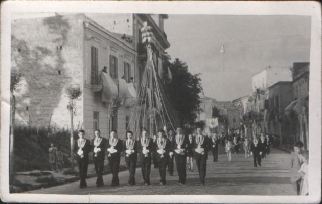 Processione anni 50 in via Marconi