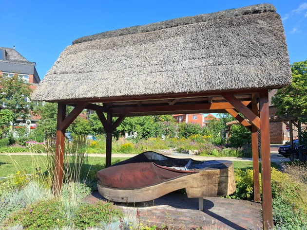 Skulptur stellt den riesigen Holzschuh in Preetz dar