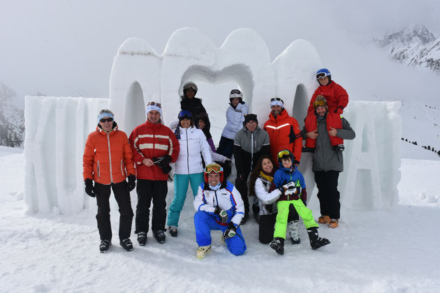Pause des skieurs devant "Kühtai" sculpté dans la glace