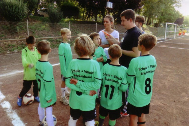 Foto 2: die neuen Fußballtrikots von hinten