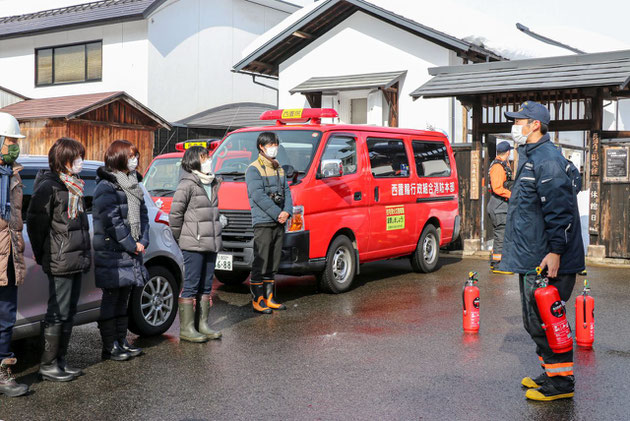 終了後、駐車場で水消火器による模擬消火訓練を行いました