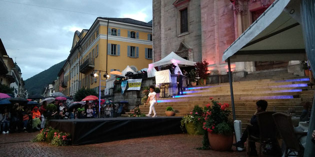 Bambina che sfila sulla passerella