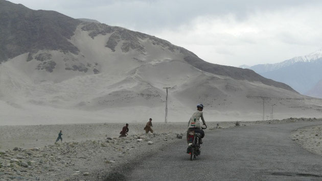 Avant Chilas, la "Karakorum Highway" traverse des paysages tres arides. Ici le vent annonce la pluie prochaine