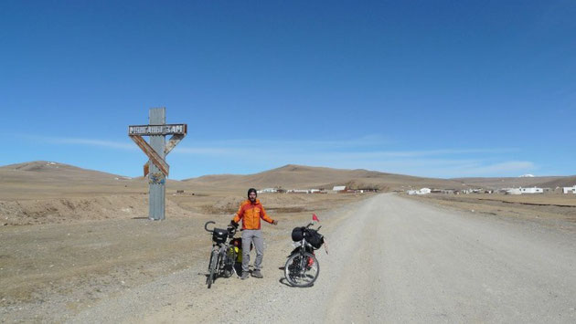 Arrivee sur les pistes mongoles (on fait encore les malins, plus pour longtemps..)