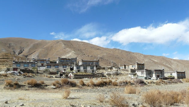 Petit village typique dans la campagne tibetaine