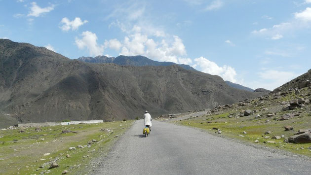 Peu apres Dassu, dans les zones tribales du Kohistan, plutot desertes..