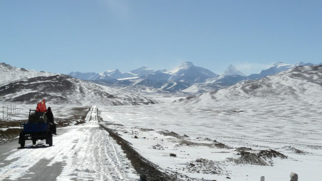 Vue des hauts sommets de la chaine de l'Himalaya depuis le col du Lalung La