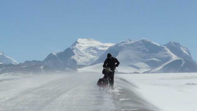 Pas facile le velo sur la glace.. A l'arriere plan, les 7300m du massif de l'himal ranch