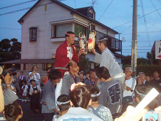 平成22年度　琴平神社祭礼　一本松跡交差点にて　飯田町と並木町の踊り競演！！