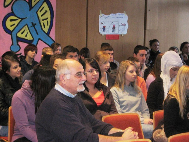 Herr Szabo mit Schülerinnen und Schülern der Klassen 10b und 10d