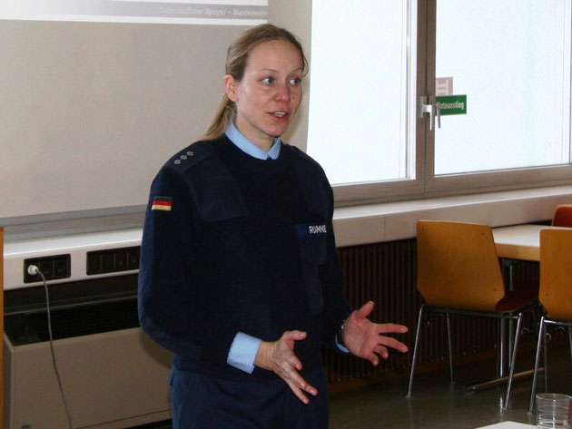 Frau Hauptmann Rummel bei ihren Ausführungen