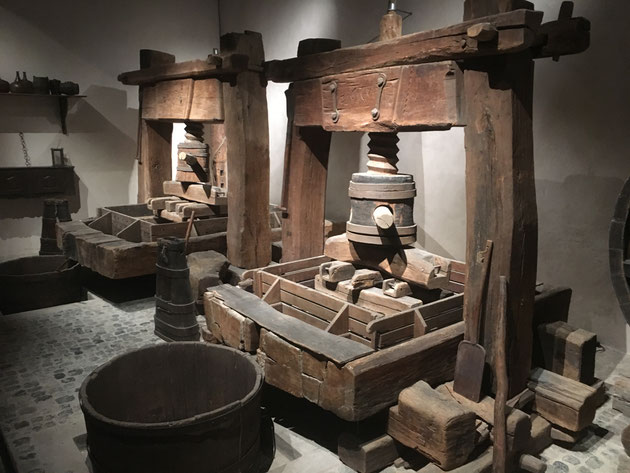 Les pressoirs à vis centrale et à cabestan se sont développés en Alsace à partir du XVe siècle. A voir au Musée Unterlinden, Colmar