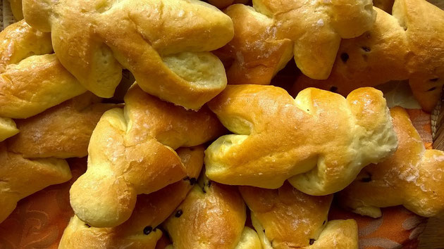 En Alsace, la brioche de la Saint Nicolas s'appelle Mennele dans le nord de notre région et Mannala par chez moi dans le Haut-Rhin où l'on parle l'alémanique. Ce qui veut dire petit bonhomme !