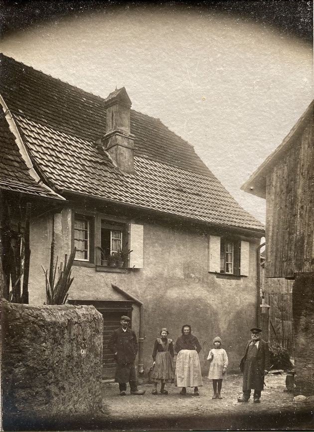 La propriété viticole de mon arrière grand-père Chrétien Henri BRONNER ( à gauche) vers 1897. Le petit garçon c'est Henri BRONNER mon grand-père né en 1891. 