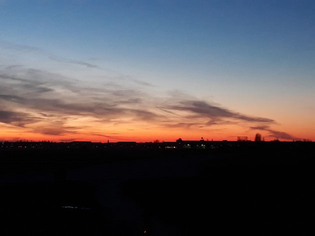 Sonnenuntergang am Tempelhofer Feld in Berlin