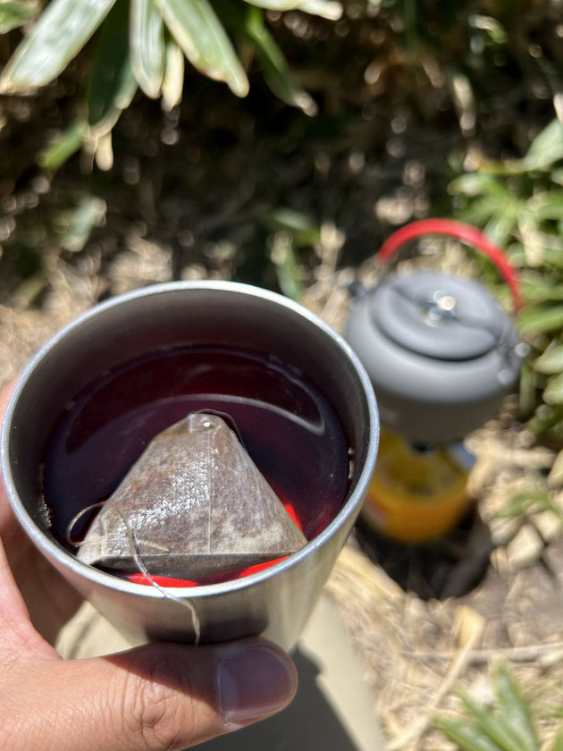 登山中の休憩、至福のひとときです。ちなみに中島、コーヒーよりは紅茶派だそうです。