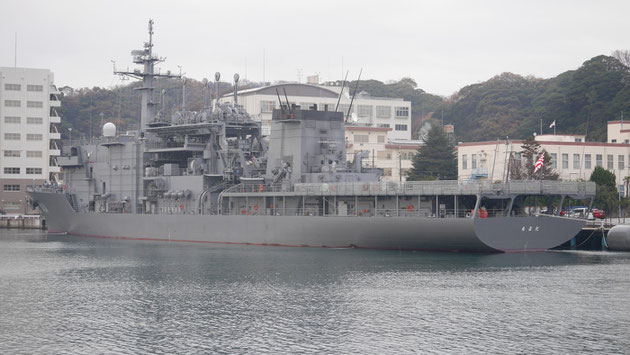 潜水艦救難母艦「ちよだ」。文字通り、航行不可能になった潜水艦を救難するのがミッション。そのため、深海救難艇（DSRV）を搭載しています。