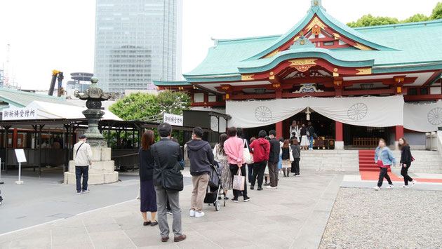 日枝神社。なんだか参拝している人たちも、少し違います。