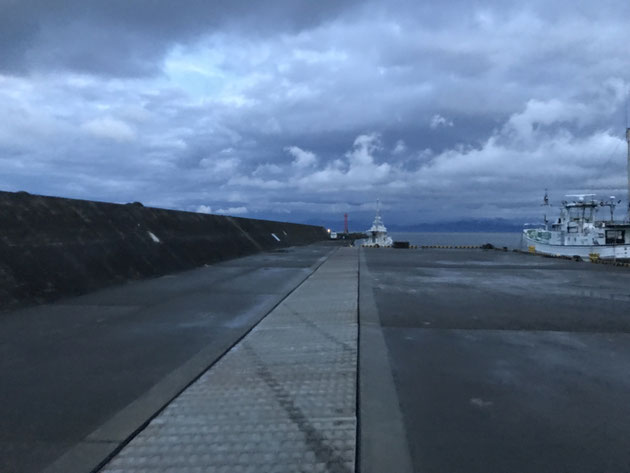 嵐は過ぎ去りましたが、まだ空は怪しげな雲に覆われています。