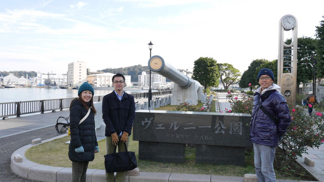 右から東京営業所所長：太田、東京営業所所属で今回企画の言い出しっぺの若林、そしてライターの妻である みおです。