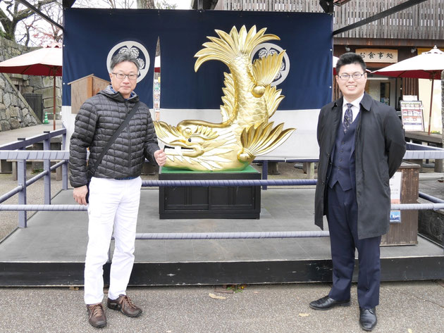 岩崎と松本、金のしゃちほこ前にて。