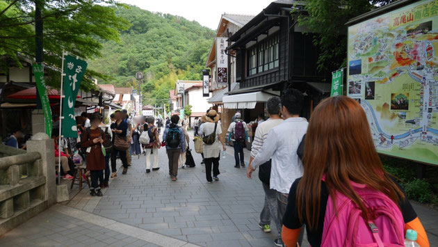 高尾山登山口には、土産物、まんじゅう、そして蕎麦を提供する店が並びます。