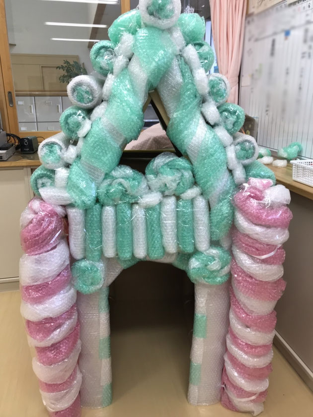 エアセルお菓子の家。かっぱとセットで、園児たちの情操教育に活躍しました。