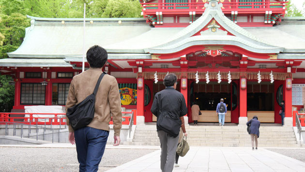 富岡八幡宮の本殿に向かう岩崎と吉益