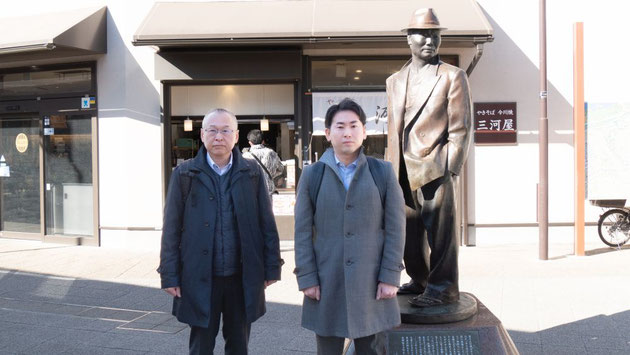柴又駅前の寅さん像とともに