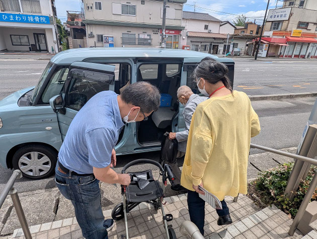 2026年6月21日(日)102歳の正さんをご自宅まで来るまで送ってくださる公洋さん、そして、乗り込みのお手伝いをされる久美さん