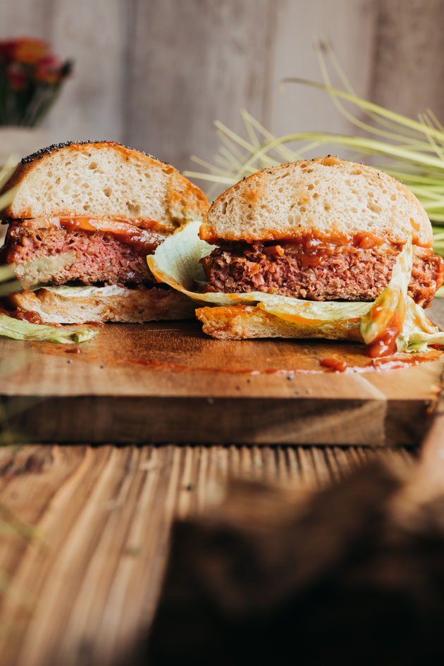 Byond Meat mit veganen Burger Brötchen von innen