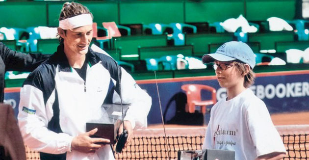 Mai 2006: Auf dem Hamburger Center-Court besiegt Robin Heidelberg (14) die ehemalige Nr. 1 der Welt, Carlos Ferrero, im Fernsteuerauto-Rennen.