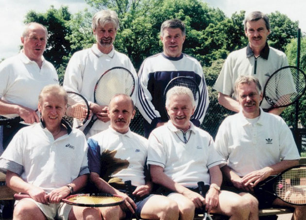Die Herren 50 stiegen 1999 in die Regionalliga (höchste deutsche Spielklasse) auf. Stehend (v.l.): Peter Marsen, Willi Timmer- mann, Rolf Seyer, Wolfgang Gallwitz. Sitzend (v.l.): Erwin Grieb, Werner Rohrbach, Norbert Becker und Kapitän Christian Rabe.