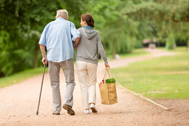 erfahrene osteuropäische, von RAUM Seniorenpflege24 vermittelt, kümmern sich um pflegebedürftige Seniorinnen und Senioren
